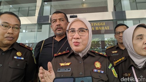 Kajati NTB Enen Saribanon bersama Kepala Satuan Tugas (Kasatgas) Korsup V KPK Dian Patria usai rapat koordinasi di Kejati NTB, Selasa (8/10/2024).