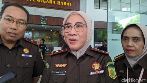 Kajati NTB Enen Saribanon (tengah) Aspidsus Kejati NTB Elly Rahmawati (kanan) dan Wakajati NTB Dedie Tri Hariadi saat diwawancarai, Selasa (8/10/2024).