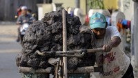 Warga menggunakan sepeda membawa tanah liat sebagai bahan baku pembuatan gerabah. 