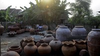 Sebanyak lebih dari 250 perajin yang merupakan warga asli kampung tersebut memproduksi berbagai kerajinan gerabah seperti pot, guci, kendi, dan kowi yang dijual dengan harga mulai Rp 25 ribu hingga Rp 5 juta dan telah diproduksi secara turun temurun oleh masyarakat Kampung Kosambi. 