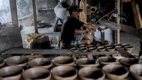 Pekerja membuat kerajinan kowi dari gerabah di Kampung Kosambi, Desa Bumijaya, Kabupaten Serang, Banten, Senin (7/10/2024). 