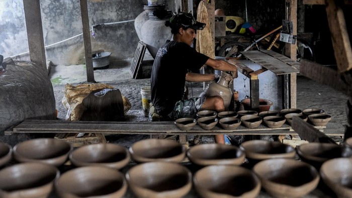 Kampung sentra kerajinan gerabah di Kabupaten Serang Dua siswa memperhatikan hasil produksi kerajinan guci dari gerabah di Kampung Kosambi, Desa Bumijaya, Kabupaten Serang, Banten, Senin (7/10/2024). Sebanyak lebih dari 250 perajin yang merupakan warga asli kampung tersebut memproduksi berbagai kerajinan gerabah seperti pot, guci, kendi, dan kowi yang dijual dengan harga mulai Rp25 ribu hingga Rp5 juta dan telah diproduksi secara turun temurun oleh masyarakat Kampung Kosambi. ANTARA FOTO/Muhammad Bagus Khoirunas/foc.