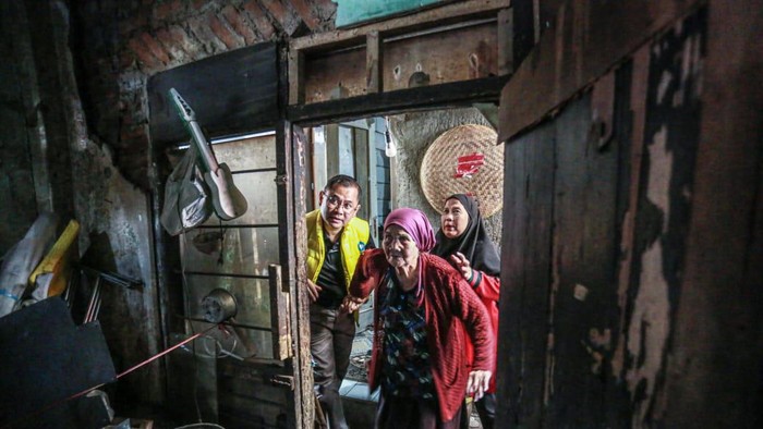 Kang Arfi saat mengunjungi rumah Mak Sujana di Babakan Asih