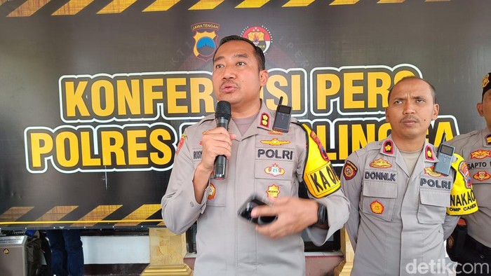 Kapolres Purbalingga, AKBP Rosyid Hartanto menjelaskan kepada wartawan terkait hilangnya pendaki wanita di jalur pendakian Gunung Slamet, Selasa (8/10/2024).