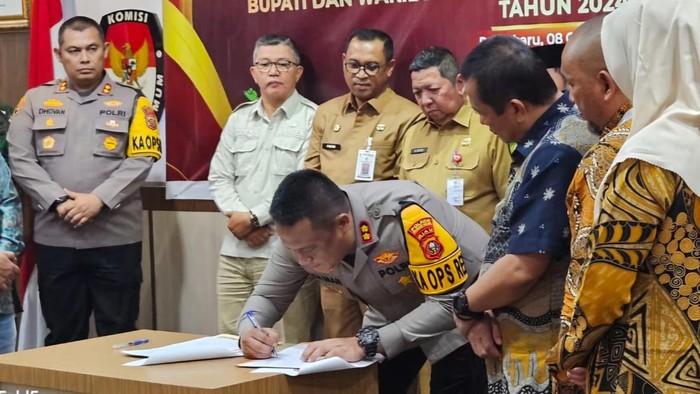 Kapolres Rokan Hilir AKBP Isa Imam Syahroni saat menandatangani Nota Kesepahaman (Dok Polres Rohil)