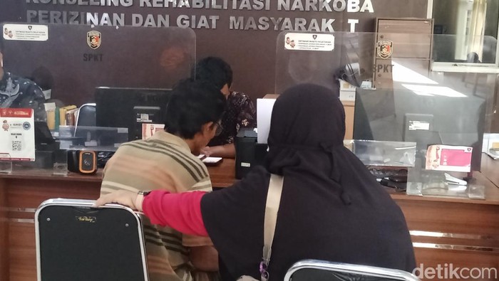 Karsono saat melapor polisi usai ditipu dengan modus jual mobil di Palembang.