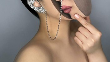 Mimi mengungkap saat membuat karya ini telinganya jadi bengkak gegara lem yang digunakan. Meski begitu dia tak menyesalinya. Foto: Instagram/@mimles