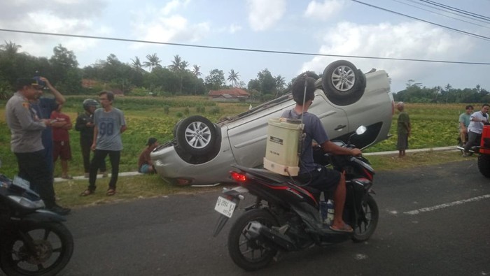 Mobil yang terbalik di Jalan Lapangan Mojo-Jemer, Gadingdaton, Donotirto, Kretek, Bantul, Selasa (8/10/2024).