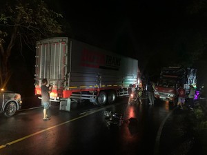 Pemotor Tewas Digilas Truk Setelah Tergelincir di Jalan Licin