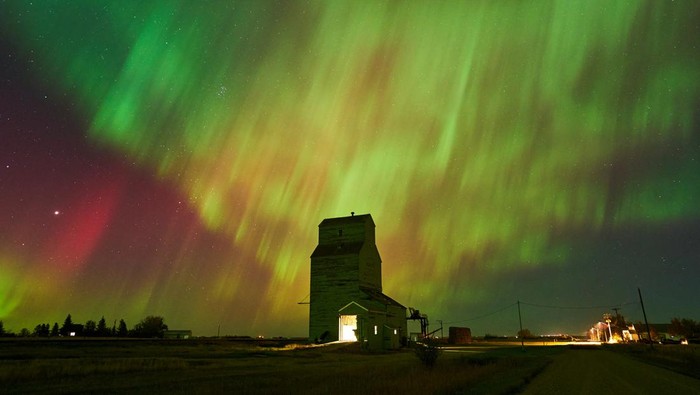 Keindahan Aurora Borealis di Langit Kanada Cahaya Utara yang juga disebut Aurora Borealis, menerangi langit di Alberta, Kanada. Fenomena ini menjadi buruan para penikmat keindahan alam.