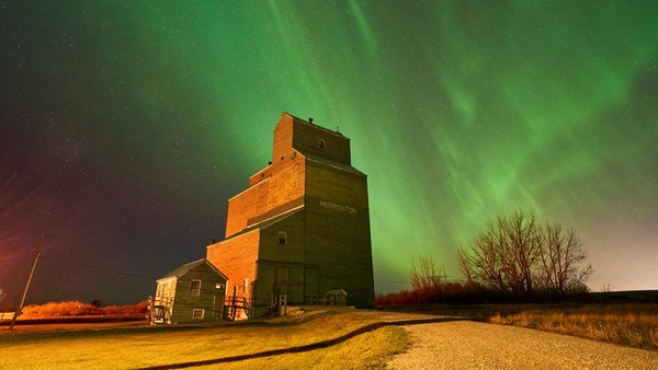Cantiknya Aurora Borealis di Langit Kanada