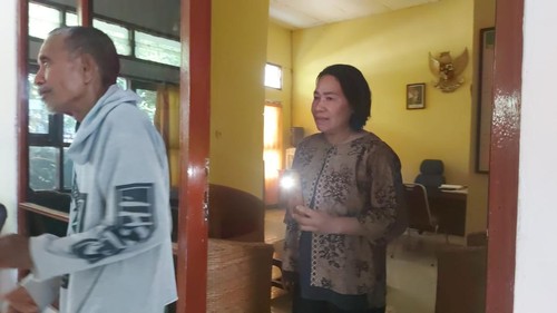 Kepsek SMKN 1 Larantuka Lusia Yasinta Tuti Fernandez (baju coklat), menyaksikan pembukaan segel dari ruangannya, Selasa (8/10/2024).
