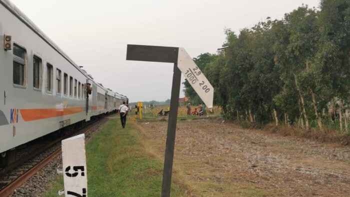 Kereta api berenti saat melintasi rel yang rusak di Km 57+1, Blora.