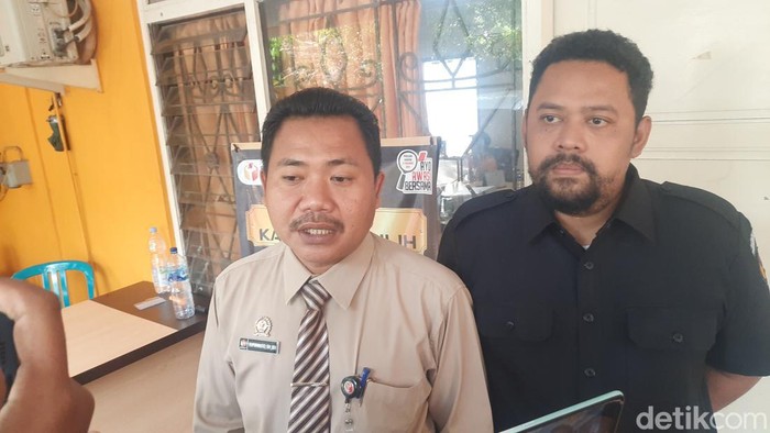 Ketua Bawaslu Pati Supriyanto didampingi anggota Bawaslu Sigit Pamungkas ditemui di kantornya, Selasa (8/10/2024).