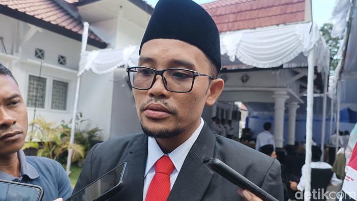 Ketua KPU Lombok Tengah Hendri Harliawan saat ditemui awak media di kantornya, Selasa (8/10/2024). (Edi Suryansyah/detikBali)