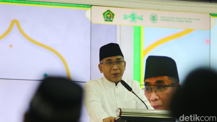 Ketum PBNU Yahya Cholil Staquf atau Gus Yahya mengisi acara Simposium Pesantren 2024 di Fisipol UGM