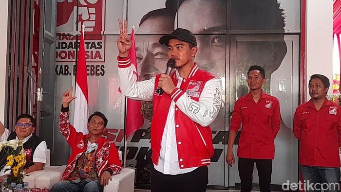 Ketum PSI Kaesang Pangarep saat meresmikan kantor DPD PSI Brebes, Selasa (8/10/2024).