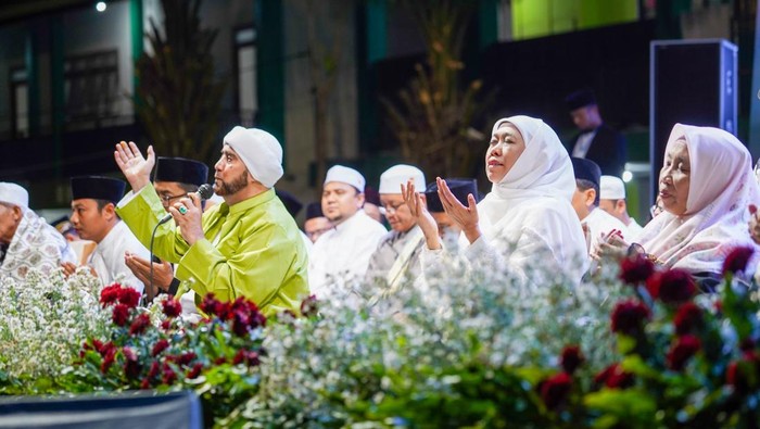 Khofifah Indar Parawansa selawatan bersama Habib Syeikh di Madiun.