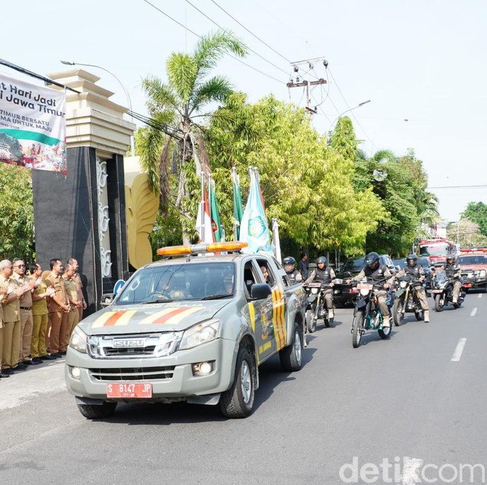 kirab pataka sambut hut jawa timur ke-79 di lamongan