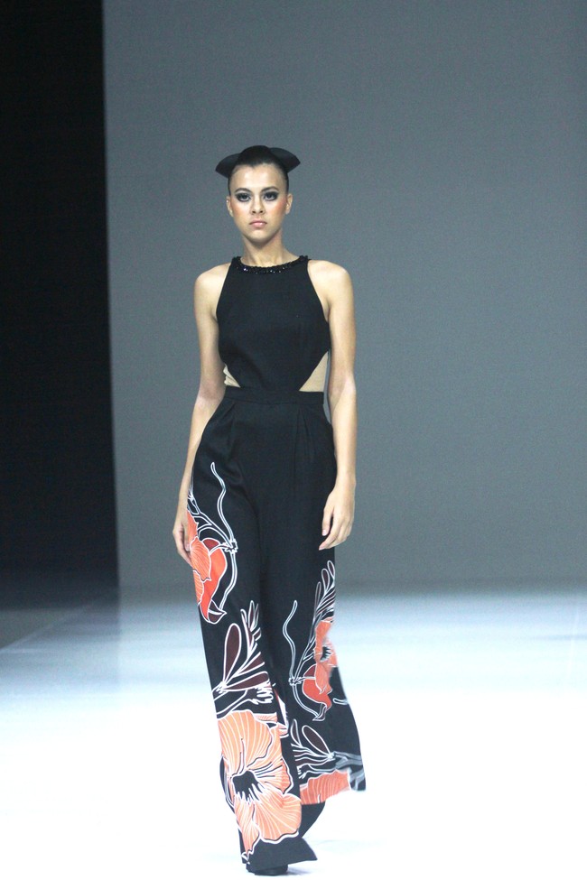 Fashion show koleksi SebastianRed, busana terinspirasi dari gaya para tamu di Cafe de Flore, kafe terkenal di Paris yang eksis sejak tahun 1880 tempat bertemunya sosialita dan kaum intelektual. Fashion show koleksi Cafe de Flore dari SebastianRed digelar di The Langham Fashion Soiree, Jakarta.  Foto: Mohammad Abduh/detikcom.