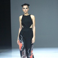 Fashion show koleksi SebastianRed, busana terinspirasi dari gaya para tamu di Cafe de Flore, kafe terkenal di Paris yang eksis sejak tahun 1880 tempat bertemunya sosialita dan kaum intelektual. Fashion show koleksi Cafe de Flore dari SebastianRed digelar di The Langham Fashion Soiree, Jakarta.  Foto: Mohammad Abduh/detikcom.