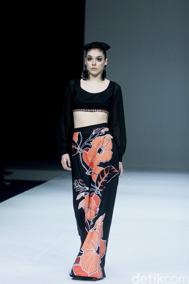 Fashion show koleksi SebastianRed, busana terinspirasi dari gaya para tamu di Cafe de Flore, kafe terkenal di Paris yang eksis sejak tahun 1880 tempat bertemunya sosialita dan kaum intelektual. Fashion show koleksi Cafe de Flore dari SebastianRed digelar di The Langham Fashion Soiree, Jakarta. Foto: Mohammad Abduh/detikcom.