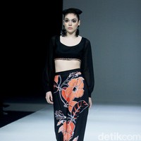 Fashion show koleksi SebastianRed, busana terinspirasi dari gaya para tamu di Cafe de Flore, kafe terkenal di Paris yang eksis sejak tahun 1880 tempat bertemunya sosialita dan kaum intelektual. Fashion show koleksi Cafe de Flore dari SebastianRed digelar di The Langham Fashion Soiree, Jakarta. Foto: Mohammad Abduh/detikcom.