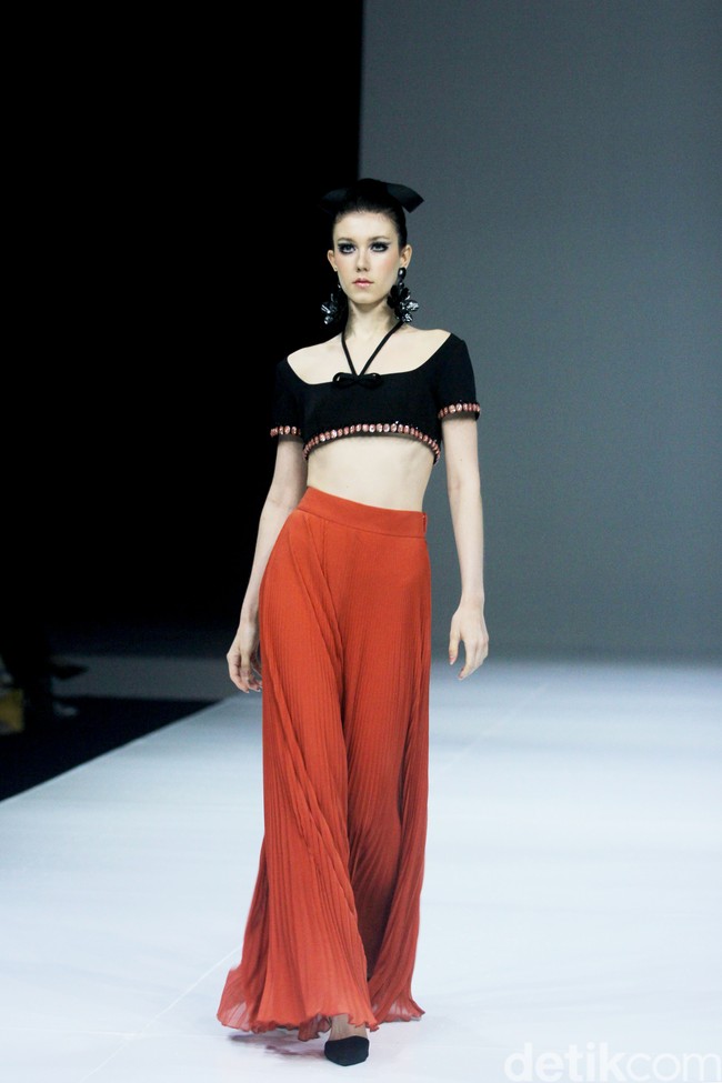 Fashion show koleksi SebastianRed, busana terinspirasi dari gaya para tamu di Cafe de Flore, kafe terkenal di Paris yang eksis sejak tahun 1880 tempat bertemunya sosialita dan kaum intelektual. Fashion show koleksi Cafe de Flore dari SebastianRed digelar di The Langham Fashion Soiree, Jakarta. Foto: Mohammad Abduh/detikcom