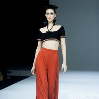 Fashion show koleksi SebastianRed, busana terinspirasi dari gaya para tamu di Cafe de Flore, kafe terkenal di Paris yang eksis sejak tahun 1880 tempat bertemunya sosialita dan kaum intelektual. Fashion show koleksi Cafe de Flore dari SebastianRed digelar di The Langham Fashion Soiree, Jakarta. Foto: Mohammad Abduh/detikcom