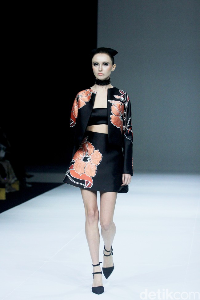 Fashion show koleksi SebastianRed, busana terinspirasi dari gaya para tamu di Cafe de Flore, kafe terkenal di Paris yang eksis sejak tahun 1880 tempat bertemunya sosialita dan kaum intelektual. Fashion show koleksi Cafe de Flore dari SebastianRed digelar di The Langham Fashion Soiree, Jakarta.  Foto: Mohammad Abduh/detikcom.