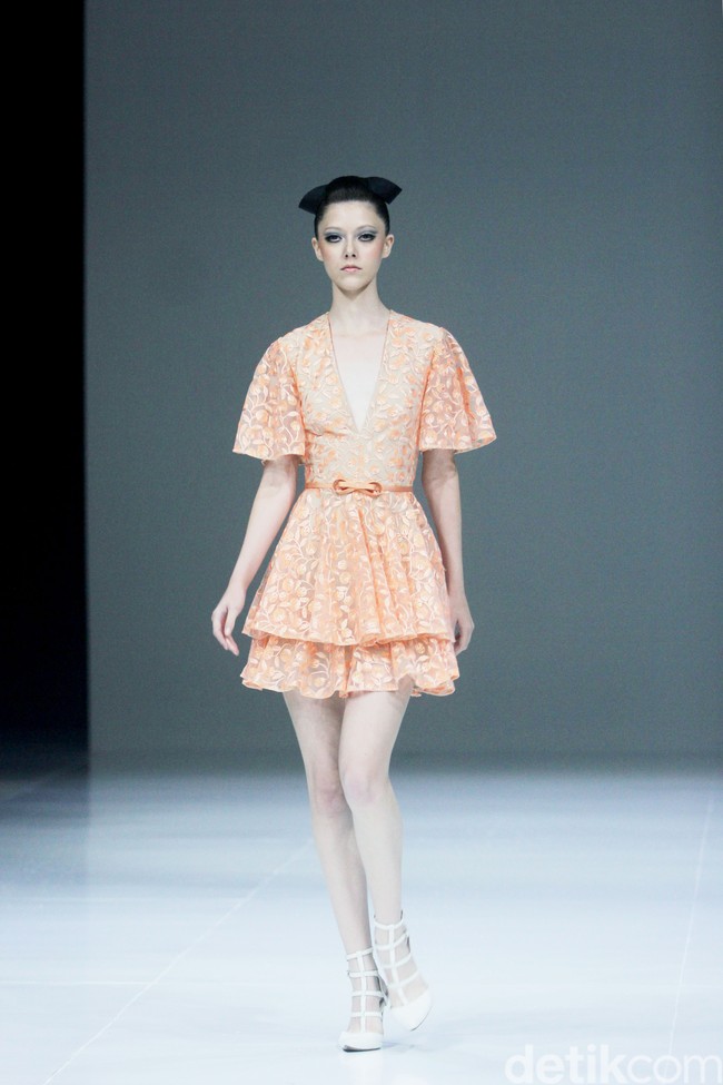 Fashion show koleksi SebastianRed, busana terinspirasi dari gaya para tamu di Cafe de Flore, kafe terkenal di Paris yang eksis sejak tahun 1880 tempat bertemunya sosialita dan kaum intelektual. Fashion show koleksi Cafe de Flore dari SebastianRed digelar di The Langham Fashion Soiree, Jakarta.  Foto: Mohammad Abduh/detikcom.