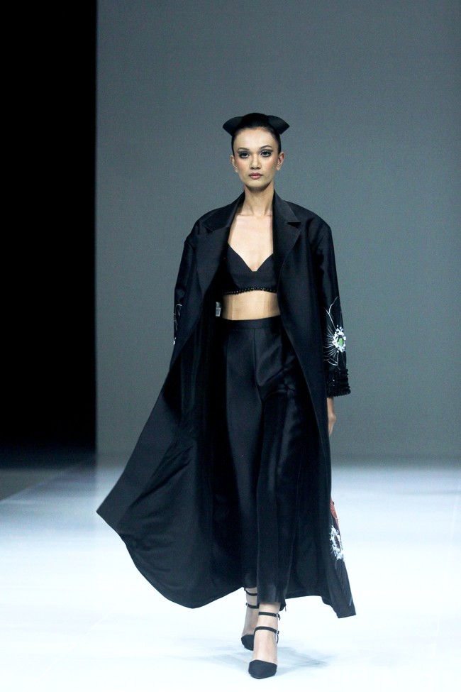 Fashion show koleksi SebastianRed, busana terinspirasi dari gaya para tamu di Cafe de Flore, kafe terkenal di Paris yang eksis sejak tahun 1880 tempat bertemunya sosialita dan kaum intelektual. Fashion show koleksi Cafe de Flore dari SebastianRed digelar di The Langham Fashion Soiree, Jakarta.  Foto: Mohammad Abduh/detikcom.