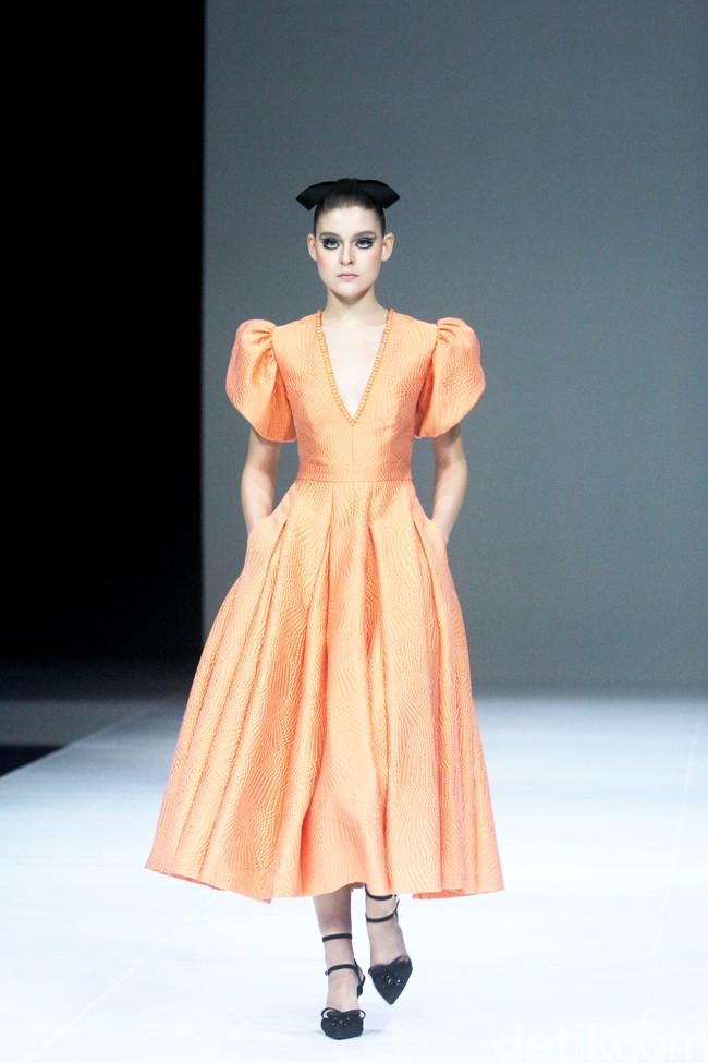 Fashion show koleksi SebastianRed, busana terinspirasi dari gaya para tamu di Cafe de Flore, kafe terkenal di Paris yang eksis sejak tahun 1880 tempat bertemunya sosialita dan kaum intelektual. Fashion show koleksi Cafe de Flore dari SebastianRed digelar di The Langham Fashion Soiree, Jakarta.  Foto: Mohammad Abduh/detikcom.