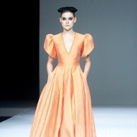 Fashion show koleksi SebastianRed, busana terinspirasi dari gaya para tamu di Cafe de Flore, kafe terkenal di Paris yang eksis sejak tahun 1880 tempat bertemunya sosialita dan kaum intelektual. Fashion show koleksi Cafe de Flore dari SebastianRed digelar di The Langham Fashion Soiree, Jakarta.  Foto: Mohammad Abduh/detikcom.