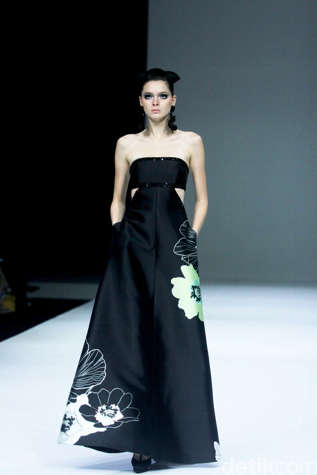 Fashion show koleksi SebastianRed, busana terinspirasi dari gaya para tamu di Cafe de Flore, kafe terkenal di Paris yang eksis sejak tahun 1880 tempat bertemunya sosialita dan kaum intelektual. Fashion show koleksi Cafe de Flore dari SebastianRed digelar di The Langham Fashion Soiree, Jakarta.  Foto: Mohammad Abduh/detikcom.