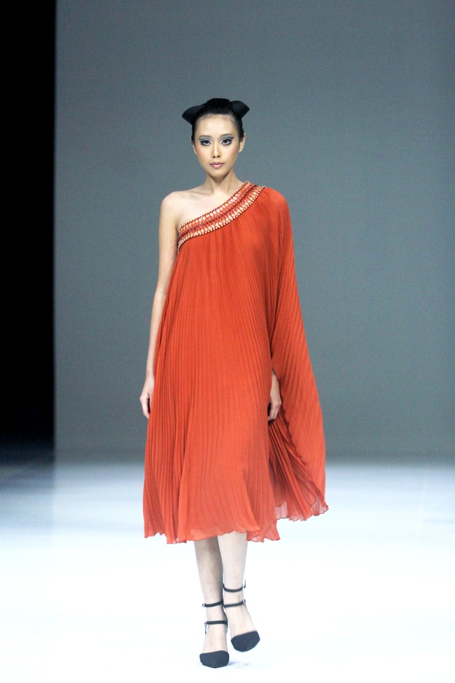 Fashion show koleksi SebastianRed, busana terinspirasi dari gaya para tamu di Cafe de Flore, kafe terkenal di Paris yang eksis sejak tahun 1880 tempat bertemunya sosialita dan kaum intelektual. Fashion show koleksi Cafe de Flore dari SebastianRed digelar di The Langham Fashion Soiree, Jakarta.  Foto: Mohammad Abduh/detikcom.