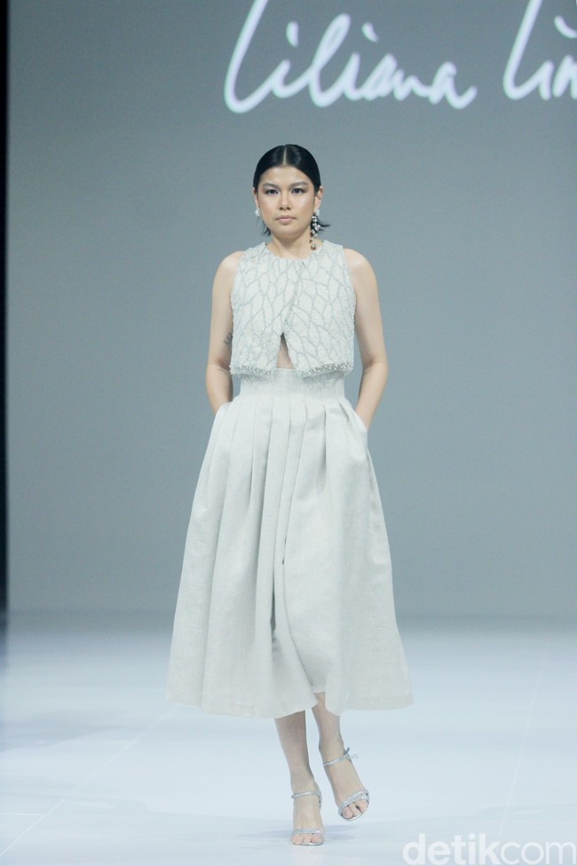Fashion show koleksi terbaru Liliana Lim 2024-2025 di The Langham Fashion Soiree, Jakarta, Kamis [3/10/2024]. Liliana menghadirkan koleksi bertajuk Solstice yang merupakan fenomena alam ketika matahari mencapai titik tertinggi atau terendahnya dalam setahun yang melambangkan transisi dan keseimbangan antara gelap dan gemerlap. Mohammad Abduh/detikcom. Foto: Mohammad Abduh/detikcom.