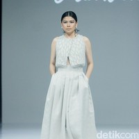 Fashion show koleksi terbaru Liliana Lim 2024-2025 di The Langham Fashion Soiree, Jakarta, Kamis [3/10/2024]. Liliana menghadirkan koleksi bertajuk Solstice yang merupakan fenomena alam ketika matahari mencapai titik tertinggi atau terendahnya dalam setahun yang melambangkan transisi dan keseimbangan antara gelap dan gemerlap. Mohammad Abduh/detikcom. Foto: Mohammad Abduh/detikcom.