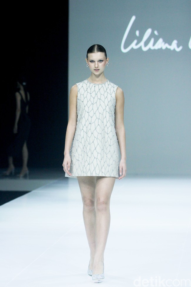 Fashion show koleksi terbaru Liliana Lim 2024-2025 di The Langham Fashion Soiree, Jakarta, Kamis [3/10/2024]. Liliana menghadirkan koleksi bertajuk Solstice yang merupakan fenomena alam ketika matahari mencapai titik tertinggi atau terendahnya dalam setahun yang melambangkan transisi dan keseimbangan antara gelap dan gemerlap. Foto: Mohammad Abduh/detikcom.