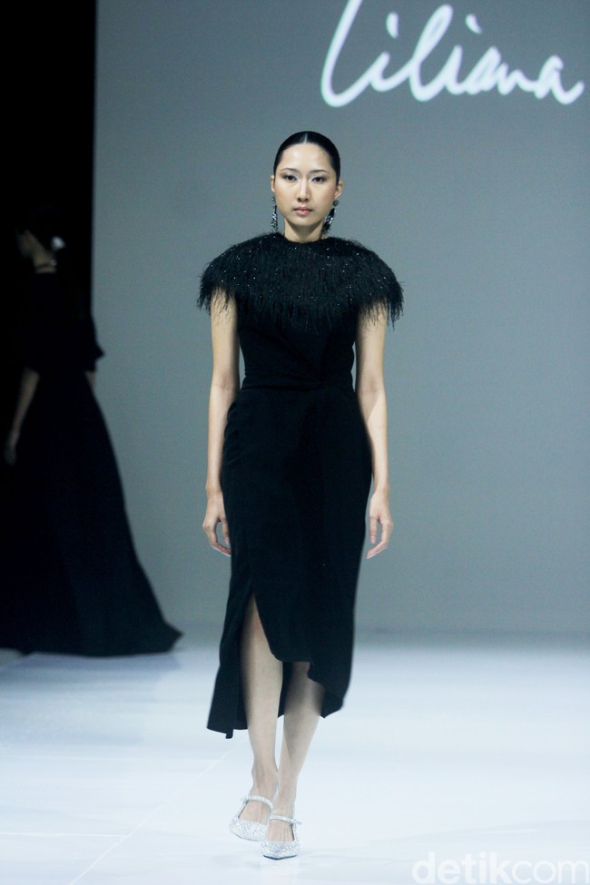 Fashion show koleksi terbaru Liliana Lim 2024-2025 di The Langham Fashion Soiree, Jakarta, Kamis [3/10/2024]. Liliana menghadirkan koleksi bertajuk Solstice yang merupakan fenomena alam ketika matahari mencapai titik tertinggi atau terendahnya dalam setahun yang melambangkan transisi dan keseimbangan antara gelap dan gemerlap. Foto: Mohammad Abduh/detikcom.