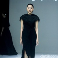 Fashion show koleksi terbaru Liliana Lim 2024-2025 di The Langham Fashion Soiree, Jakarta, Kamis [3/10/2024]. Liliana menghadirkan koleksi bertajuk Solstice yang merupakan fenomena alam ketika matahari mencapai titik tertinggi atau terendahnya dalam setahun yang melambangkan transisi dan keseimbangan antara gelap dan gemerlap. Foto: Mohammad Abduh/detikcom.