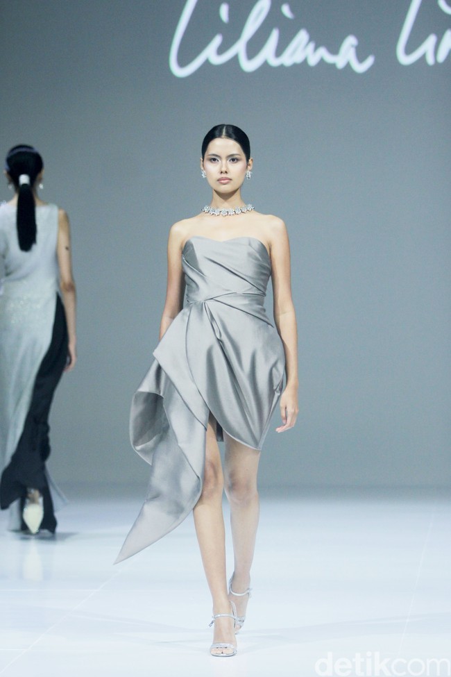 Fashion show koleksi terbaru Liliana Lim 2024-2025 di The Langham Fashion Soiree, Jakarta, Kamis [3/10/2024]. Liliana menghadirkan koleksi bertajuk Solstice yang merupakan fenomena alam ketika matahari mencapai titik tertinggi atau terendahnya dalam setahun yang melambangkan transisi dan keseimbangan antara gelap dan gemerlap. Foto: Mohammad Abduh/detikcom.