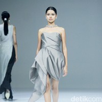 Fashion show koleksi terbaru Liliana Lim 2024-2025 di The Langham Fashion Soiree, Jakarta, Kamis [3/10/2024]. Liliana menghadirkan koleksi bertajuk Solstice yang merupakan fenomena alam ketika matahari mencapai titik tertinggi atau terendahnya dalam setahun yang melambangkan transisi dan keseimbangan antara gelap dan gemerlap. Foto: Mohammad Abduh/detikcom.