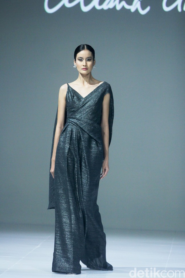 Fashion show koleksi terbaru Liliana Lim 2024-2025 di The Langham Fashion Soiree, Jakarta, Kamis [3/10/2024]. Liliana menghadirkan koleksi bertajuk Solstice yang merupakan fenomena alam ketika matahari mencapai titik tertinggi atau terendahnya dalam setahun yang melambangkan transisi dan keseimbangan antara gelap dan gemerlap. Foto: Mohammad Abduh/detikcom.