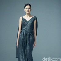 Fashion show koleksi terbaru Liliana Lim 2024-2025 di The Langham Fashion Soiree, Jakarta, Kamis [3/10/2024]. Liliana menghadirkan koleksi bertajuk Solstice yang merupakan fenomena alam ketika matahari mencapai titik tertinggi atau terendahnya dalam setahun yang melambangkan transisi dan keseimbangan antara gelap dan gemerlap. Foto: Mohammad Abduh/detikcom.