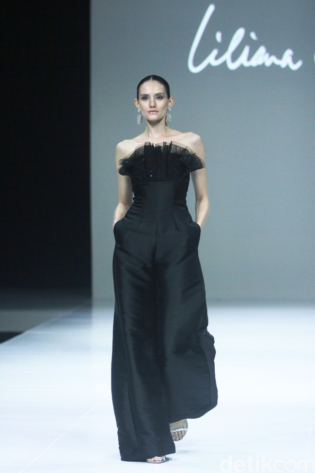 Fashion show koleksi terbaru Liliana Lim 2024-2025 di The Langham Fashion Soiree, Jakarta, Kamis [3/10/2024]. Liliana menghadirkan koleksi bertajuk Solstice yang merupakan fenomena alam ketika matahari mencapai titik tertinggi atau terendahnya dalam setahun yang melambangkan transisi dan keseimbangan antara gelap dan gemerlap. Foto: Mohammad Abduh/detikcom.