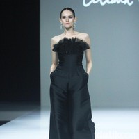 Fashion show koleksi terbaru Liliana Lim 2024-2025 di The Langham Fashion Soiree, Jakarta, Kamis [3/10/2024]. Liliana menghadirkan koleksi bertajuk Solstice yang merupakan fenomena alam ketika matahari mencapai titik tertinggi atau terendahnya dalam setahun yang melambangkan transisi dan keseimbangan antara gelap dan gemerlap. Foto: Mohammad Abduh/detikcom.