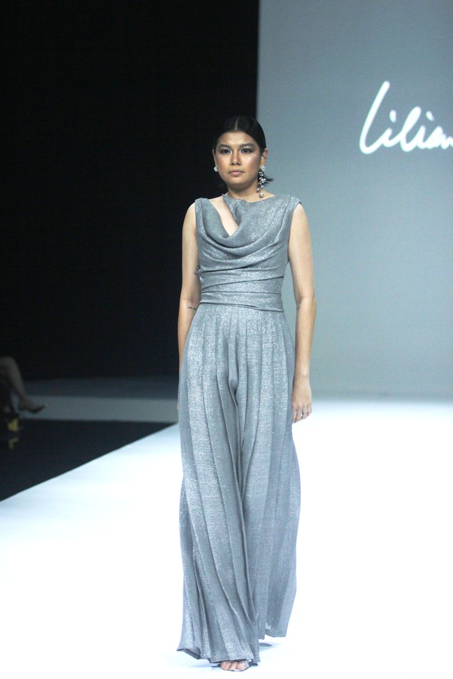 Fashion show koleksi terbaru Liliana Lim 2024-2025 di The Langham Fashion Soiree, Jakarta, Kamis [3/10/2024]. Liliana menghadirkan koleksi bertajuk Solstice yang merupakan fenomena alam ketika matahari mencapai titik tertinggi atau terendahnya dalam setahun yang melambangkan transisi dan keseimbangan antara gelap dan gemerlap. Foto: Mohammad Abduh/detikcom.