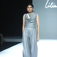 Fashion show koleksi terbaru Liliana Lim 2024-2025 di The Langham Fashion Soiree, Jakarta, Kamis [3/10/2024]. Liliana menghadirkan koleksi bertajuk Solstice yang merupakan fenomena alam ketika matahari mencapai titik tertinggi atau terendahnya dalam setahun yang melambangkan transisi dan keseimbangan antara gelap dan gemerlap. Foto: Mohammad Abduh/detikcom.