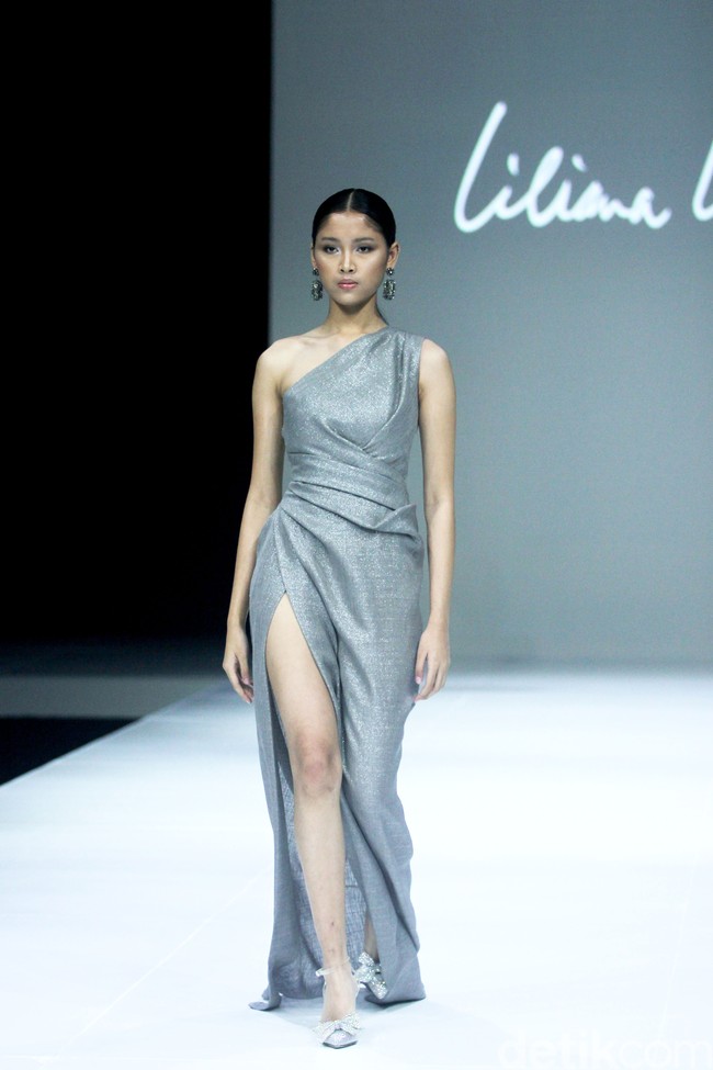 Fashion show koleksi terbaru Liliana Lim 2024-2025 di The Langham Fashion Soiree, Jakarta, Kamis [3/10/2024]. Liliana menghadirkan koleksi bertajuk Solstice yang merupakan fenomena alam ketika matahari mencapai titik tertinggi atau terendahnya dalam setahun yang melambangkan transisi dan keseimbangan antara gelap dan gemerlap. Foto: Mohammad Abduh/detikcom.